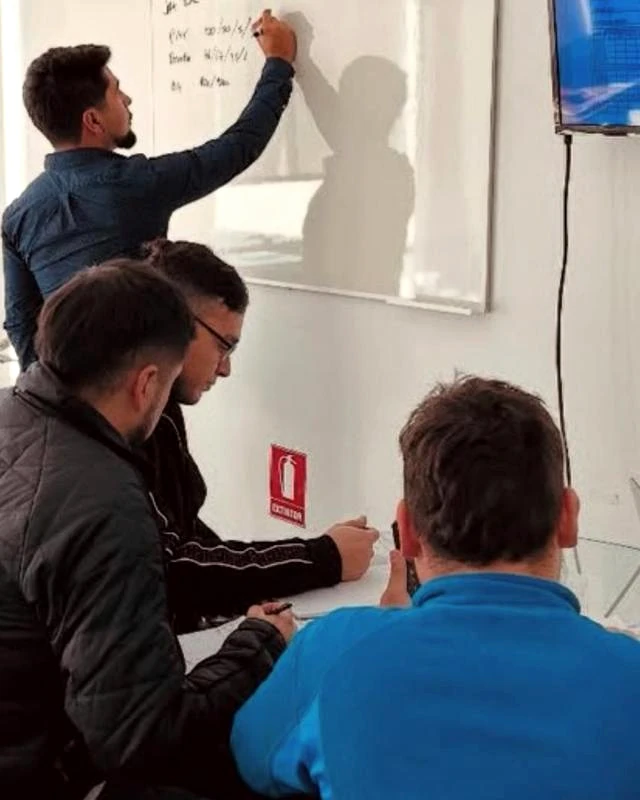 José Bastián Arévalo Hidalgo realizando una capacitación aeronáutica
